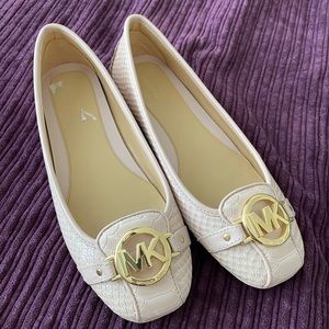 Michael Kors pink flats. I never wore them. Good conditions. Size 8/38.5 M.